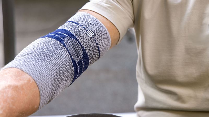 Nahaufnahme einer Bandage am angewinkelten Arm – individuell angepasster Halt